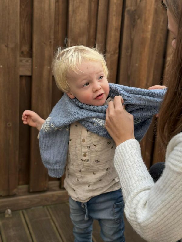 Julekorg-genser, blå (strikkepakke)